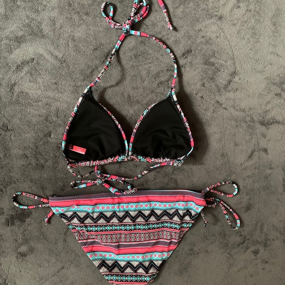 Bikini Set - Picture 2 of 2